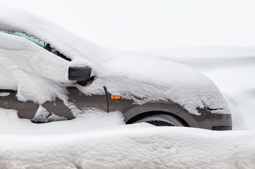 Auto v zaveji snehu